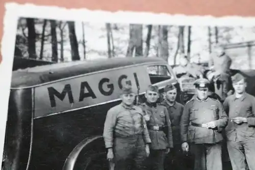 tolles altes Foto - Soldaten mit Lieferwagen der Firma Maggi