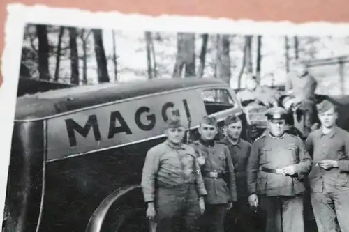 tolles altes Foto - Soldaten mit Lieferwagen der Firma Maggi 