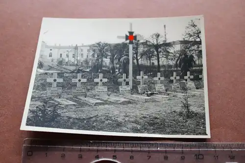 altes Foto - Soldatenfriedhof - Luftwaffe  3. KG ??  Ort ?? Palmen ??
