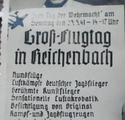 tolles altes Foto - Mann hält Plakat Groß-Flugtag in Reichenbach  1941
