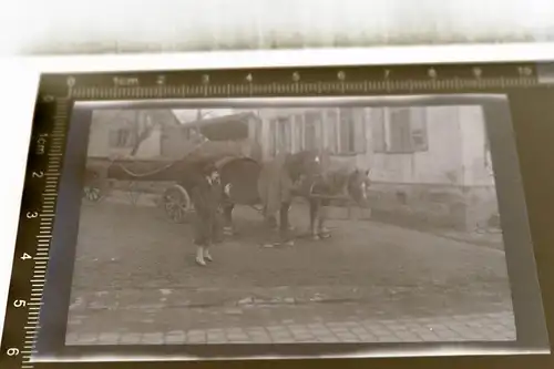 tolles altes Negativ -  Frau mit Spezial-Pferdefuhrwerk Baumstammtransport