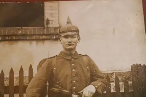 tolles altes Foto - Portrait eines Soldaten mit Pickelhaube