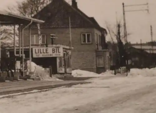 zwei alte Fotos Strasse LKW Aufschrift Koks-Brænde & Kommandantur Jernbarne Hote