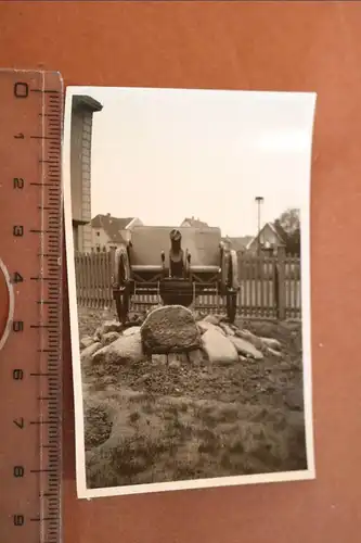 altes Foto - Holzkanone Eingang Kaserne bei Versailles ??