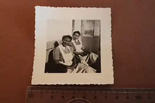 tolles altes Foto - zwei hübsche Krankenschwestern 