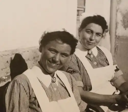 tolles altes Foto - zwei hübsche Krankenschwestern 