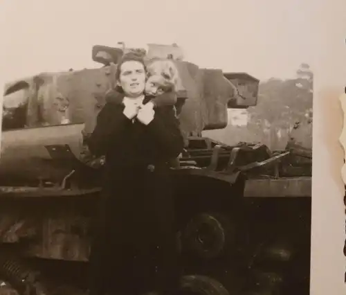 zwei alte Fotos zerstörter amerikanischer Panzer Valentine V