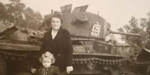zwei alte Fotos zerstörter amerikanischer Panzer Valentine V