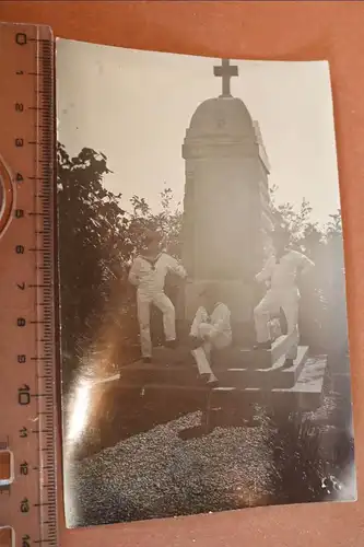 tolles altes Foto - Matrosen am Denkmal SM U-115 U-Boot Mannschaft ?