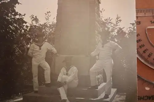 tolles altes Foto - Matrosen am Denkmal SM U-115 U-Boot Mannschaft ?