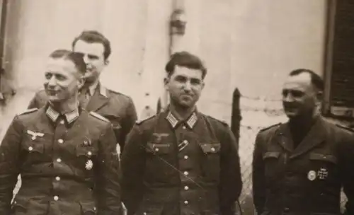 15 tolle alte Fotos  eines Soldaten - Frankreich, Briançon 1945 - DKiG Träger, 