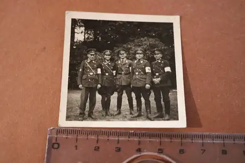 altes Foto - fünf Sanitäter - vers. Uniformen alt und neu ? 