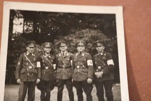 altes Foto - fünf Sanitäter - vers. Uniformen alt und neu ?