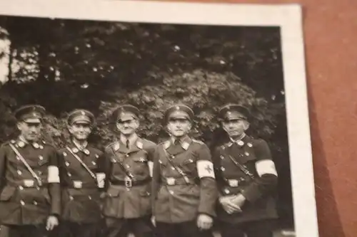 altes Foto - fünf Sanitäter - vers. Uniformen alt und neu ?