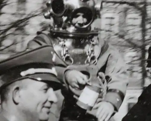 tolles altes Foto - Helmtaucher bei Festumzug WHW 1938 