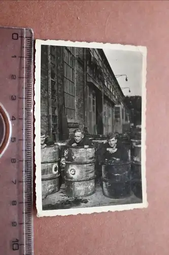 tolles altes Foto - Soldaten in leeren Benzinfässer ?  1943 HKP
