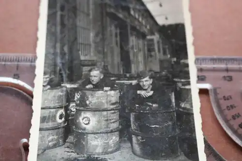 tolles altes Foto - Soldaten in leeren Benzinfässer ?  1943 HKP