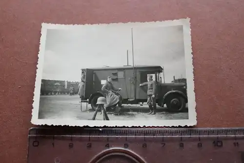 tolles altes Foto - Soldaten Funkwagen - Soldat mit Pedal Generator Strom  1940
