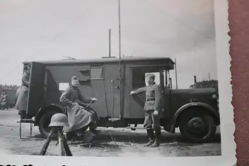 tolles altes Foto - Soldaten Funkwagen - Soldat mit Pedal Generator Strom  1940