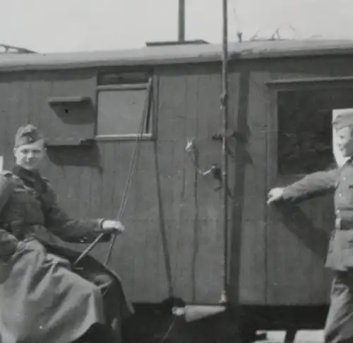 tolles altes Foto - Soldaten Funkwagen - Soldat mit Pedal Generator Strom  1940