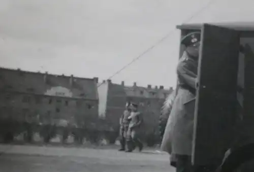 tolles altes Foto - Soldaten Funkwagen - Soldat mit Pedal Generator Strom  1940