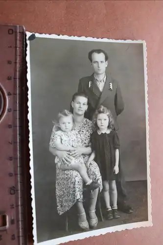 tolles altes Foto - Familie - Mann mit unbekannten Kragenspiegel ?? Tschechien ?
