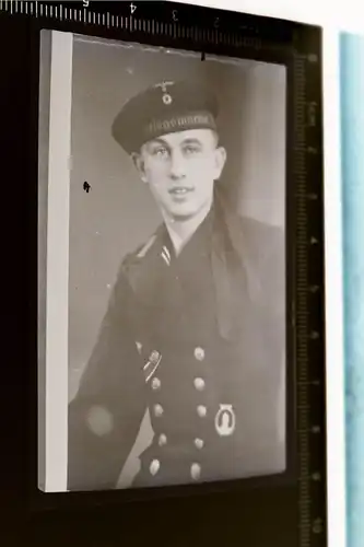 altes Negativ - abfotografiertes Portrait eines Matrosen Minensucherabz. 