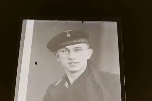 altes Negativ - abfotografiertes Portrait eines Matrosen Minensucherabz. 