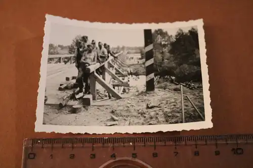 tolles altes Foto - Soldaten posieren vor ihrer gebauten Brücke