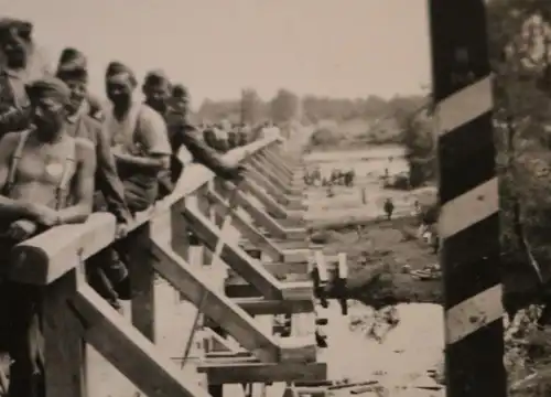 tolles altes Foto - Soldaten posieren vor ihrer gebauten Brücke