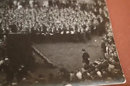 tolles altes Foto - riesiges Sängerfest ??? Podium - viele Männer mit Papier in