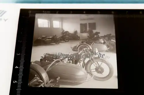 tolles altes Negativ - Wehrmacht Krad mit Beiwagen - Halle - Werkstatt ? 