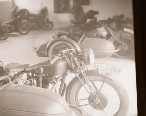 tolles altes Negativ - Wehrmacht Krad mit Beiwagen - Halle - Werkstatt ? 