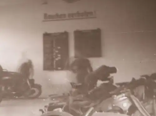 tolles altes Negativ - Wehrmacht Krad mit Beiwagen - Halle - Werkstatt ? 