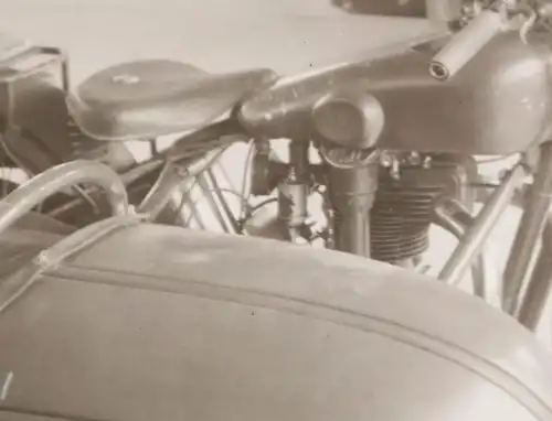 tolles altes Negativ - Wehrmacht Krad mit Beiwagen - Halle - Werkstatt ? 