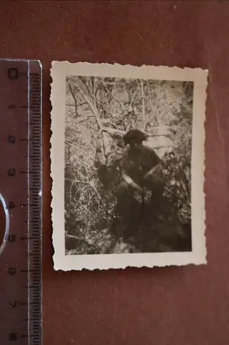 altes Foto - Soldat im Gestrüpp, Helm getarnt, EK II am Band