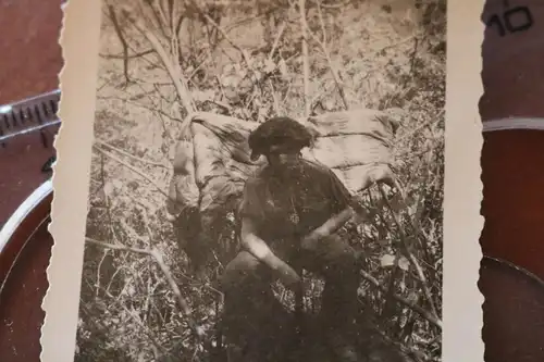 altes Foto - Soldat im Gestrüpp, Helm getarnt, EK II am Band 