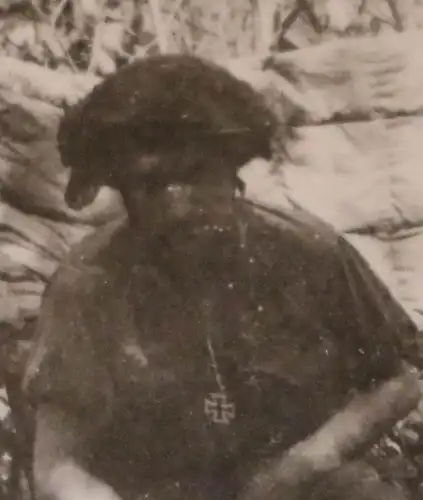 altes Foto - Soldat im Gestrüpp, Helm getarnt, EK II am Band 