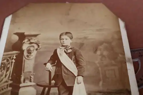 tolles altes Foto Portrait eines Jungen mit Schärpe ?` 1900 ??