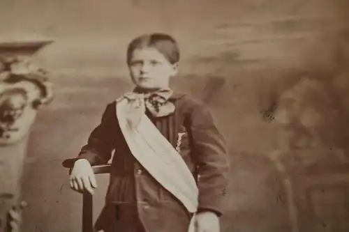 tolles altes Foto Portrait eines Jungen mit Schärpe ?` 1900 ??