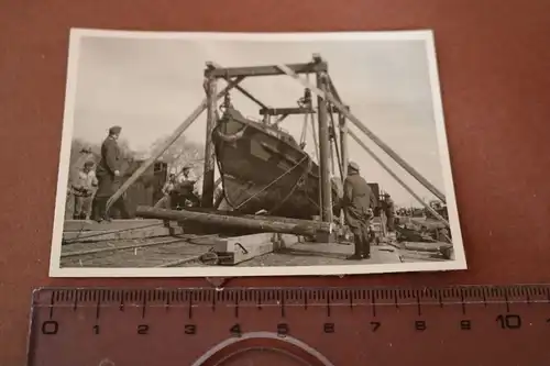 tolles altes Foto - Soldaten und Boot auf Trockendock ?? Schnellboot ???