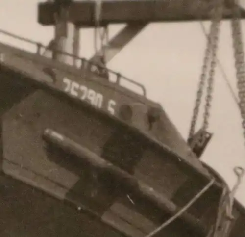 tolles altes Foto - Soldaten und Boot auf Trockendock ?? Schnellboot ???