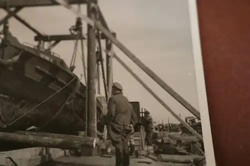 tolles altes Foto - Soldaten und Boot auf Trockendock ?? Schnellboot ???