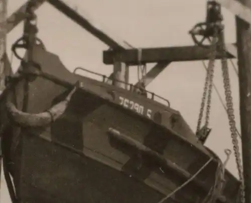 tolles altes Foto - Soldaten und Boot auf Trockendock ?? Schnellboot ???