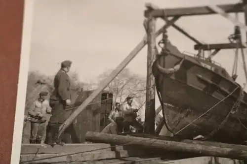 tolles altes Foto - Soldaten und Boot auf Trockendock ?? Schnellboot ???