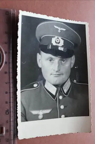 tolles altes Foto - Portrait eines Soldaten mit Schirmmütze