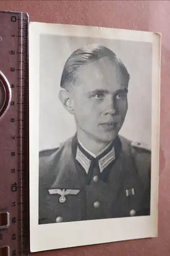 tolles altes Foto - Portrait eines Soldaten mit kleiner Bandspange