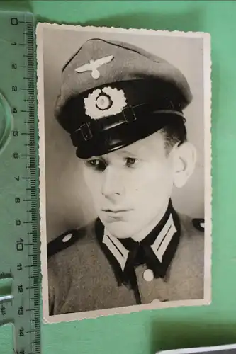 tolles altes Foto - Portrait eines Soldaten mit Schirmmütze 