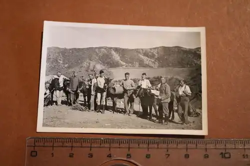 altes Foto - Soldaten bei Beladeprobe der Mulis in Bulgarien