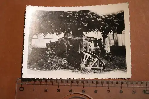 altes Foto - zwei Soldaten posieren am zerstörten Panzer 